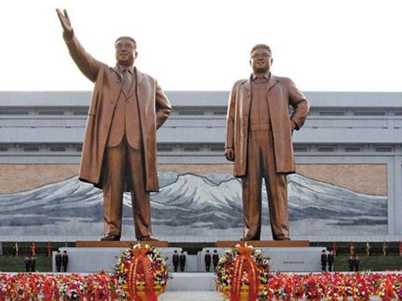 Hai bức tượng cố Chủ tịch Kim Nhật Thành và Kim Jong Il được khánh thành vào tháng 4