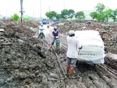 Dân khốn khổ khi phải đi qua con đường phế thải. Ảnh: Đức Nam