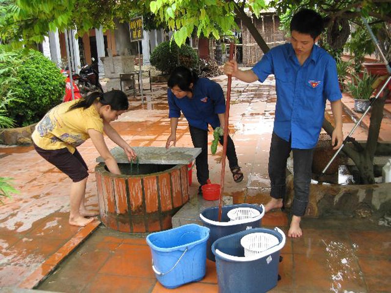 Sinh viên Hà Nội giúp sư thầy chùa Tứ Kỳ dọn chùa ngày 16-5