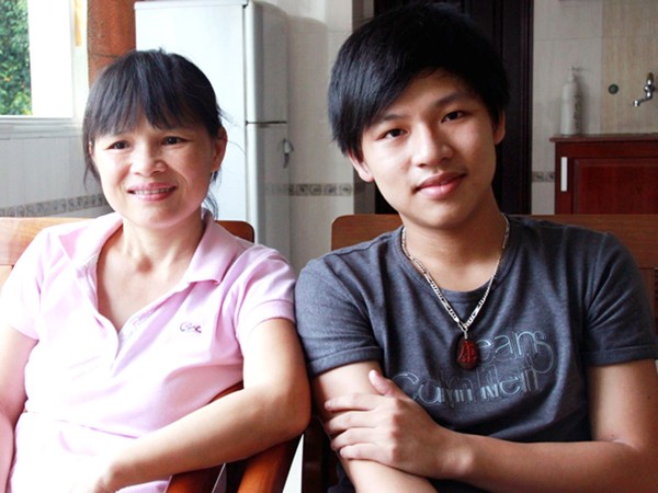 Khang và mẹ Ảnh: Nguyễn Huy