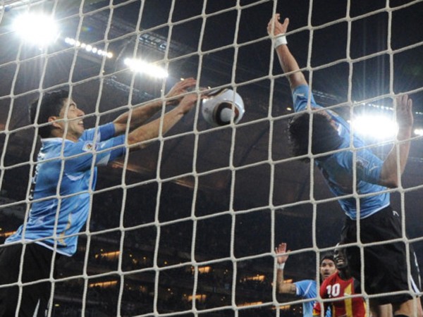 Cầu thủ Uruguay chơi bóng bằng tay giã từ World Cup
