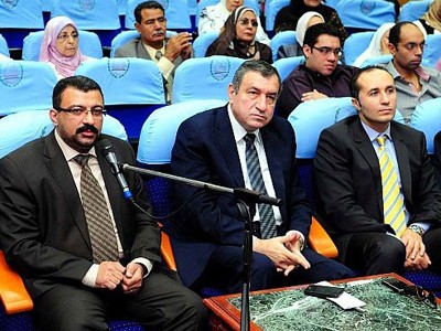 Tân Thủ tướng Ai Cập Essam Sharaf (hàng đầu, giữa) Ảnh: www.itp.net