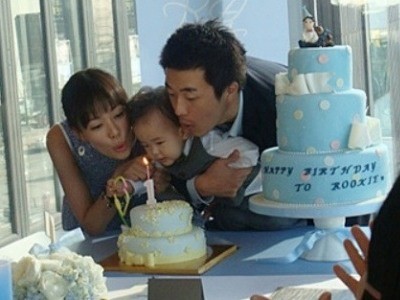Vợ chồng Kwon Sang Woo khoe ảnh gia đình hạnh phúc