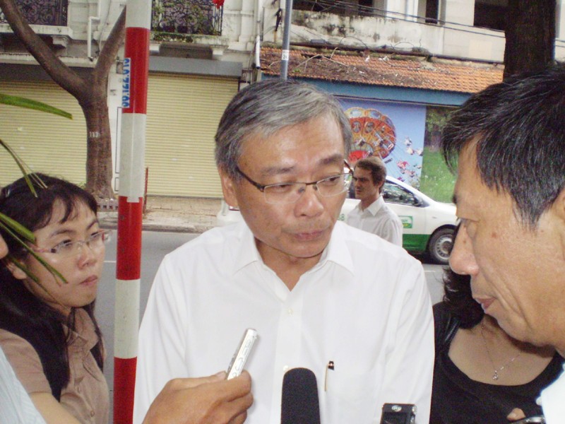 Tổng giám đốc Vedan Việt Nam Yang Kun Hsiang trong vòng vây báo chí vào chiều 9-8. Ảnh: Huy Thịnh
