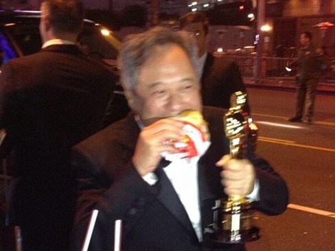 Đạo diễn Lý An vừa cầm tượng Oscar vừa gặm bánh