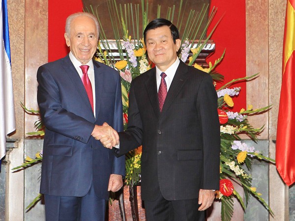 Chủ tịch nước Trương Tấn Sang đón Tổng thống Shimon Peres. Ảnh: TTXVN