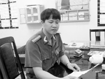 Thiếu tá Bùi Viết Phú cung cấp thông tin cho phóng viên. (Đời sống & pháp luật)