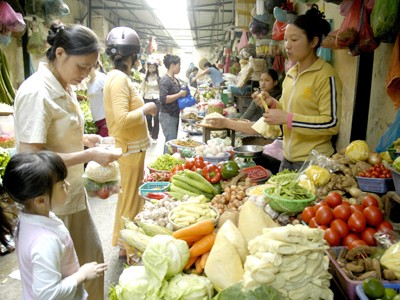 Giá cả các mặt hàng rau củ quả tăng khiến người đi chợ lo lắng Ảnh: Hồng Vĩnh