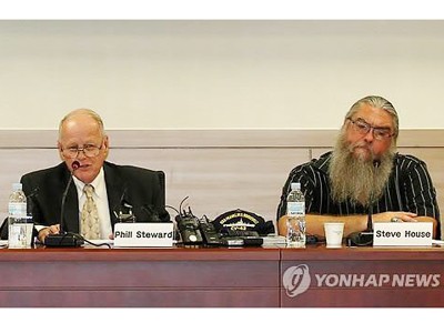 Hai cựu binh Mỹ xin lỗi trước Quốc hội Hàn Quốc hôm 25-7 Ảnh: Yonhap