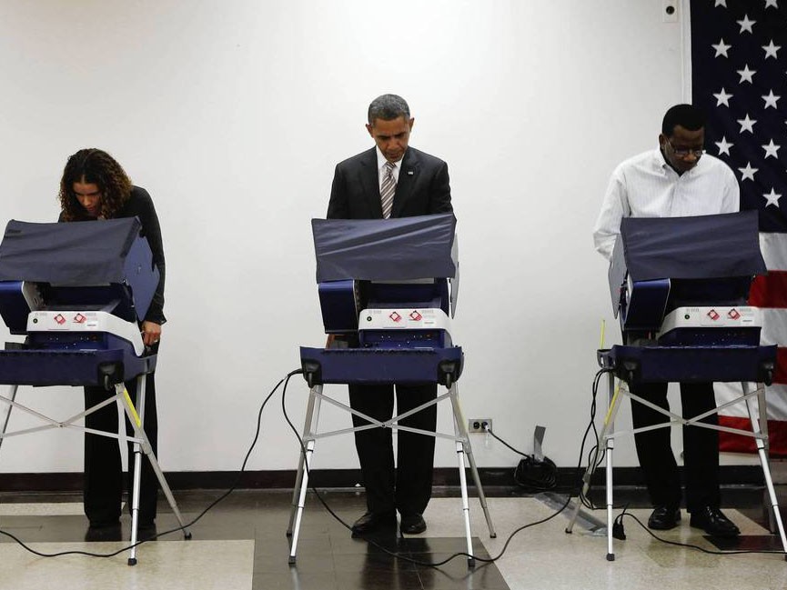 Ông Obama bỏ phiếu sớm tại quê nhà