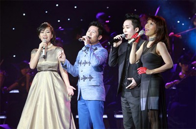 Hồng Nhung, Bằng Kiều, Tùng Dương và Hà Trần mở màn "Mùa đông concert" diễn ra tối ngày 12-1 tại Trung tâm Hội nghị Quốc gia với ca khúc "Hướng về Hà Nội"