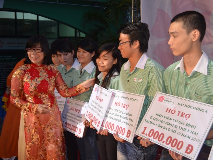 Cô nguyễn Thị Anh Đào – Chủ tịch HĐQT trường ĐH Đông Á trao tiền cho sinh viên
