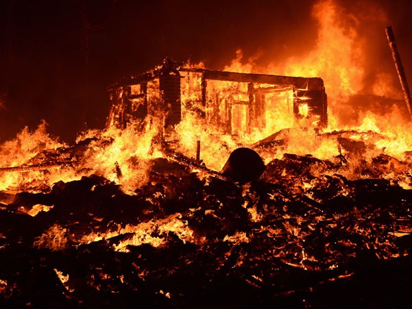 Hàng nghìn dân Mỹ sơ tán vì cháy rừng lan rộng