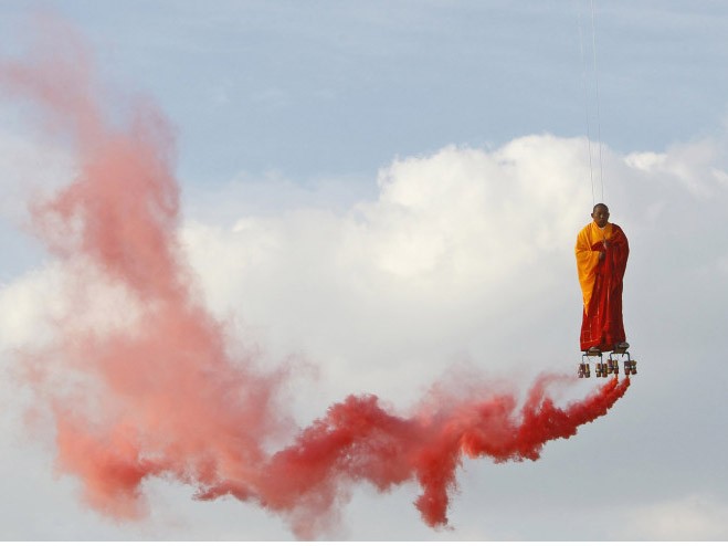 Nghệ sỹ Li Wei biểu diễn trên bầu trời La Villette ở Paris, Pháp với sự trợ giúp của dây cáp