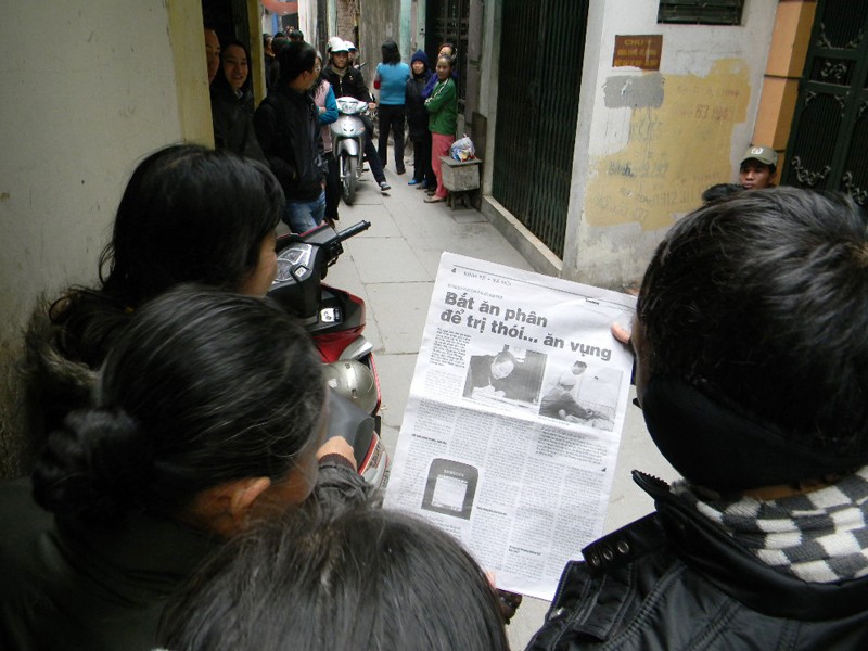 Nhiều người dân chứng kiến cảnh khám xét nơi ở của bà Minh theo dõi diễn biến vụ việc trên Tiền Phong
