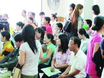 Sản phụ chen chân tại phòng sinh Bệnh viện Từ Dũ ngày 11-2 Ảnh: Lê Nguyễn