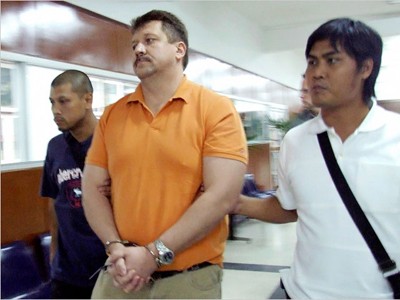 Lái buôn thần chết Viktor Bout (giữa) bị bắt tại sân bay Bangkok năm 2008 Ảnh: wired.com