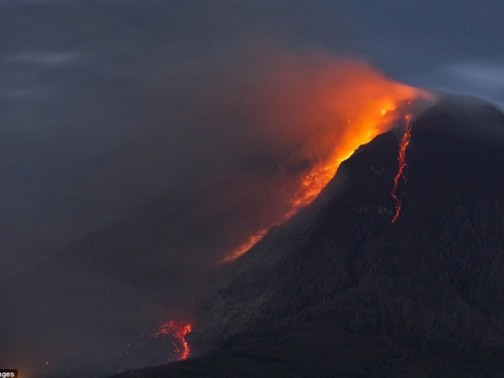 Indonesia: Núi lửa phun trào 50 lần trong đêm