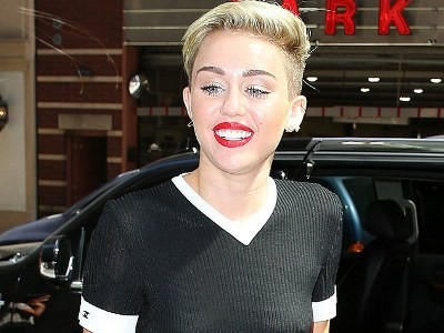 Miley Cyrus kiên quyết không chịu mặc áo ngực
