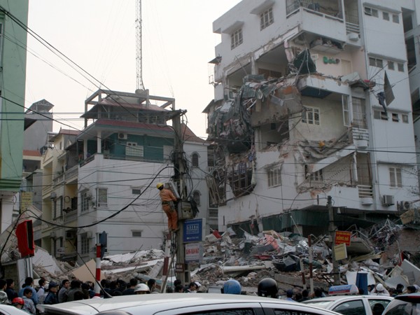 Toàn bộ ngôi nhà 5 tầng thành đống đổ nát