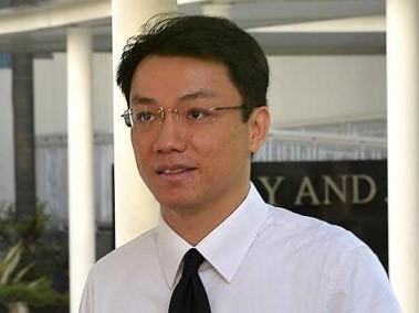 Cựu giáo sư luật Tey Tsun Hang đổi điểm lấy tình
