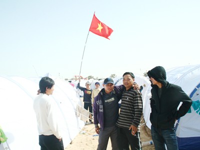 Cờ Tổ quốc do những người Việt Nam mang theo sang Libya được cắm trên trại tị nạn gần biên giới
