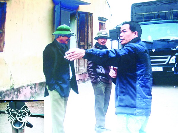 Ông Phan Văn Hạnh (ngoài cùng bên phải) nài nỉ công an xã thả cho họ ra (ảnh chụp từ clip)