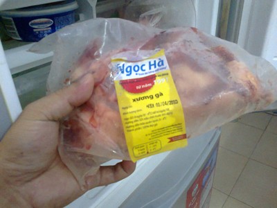 Thịt gà quá hạn sử dụng vẫn bán trong cửa hàng của Visan ảnh: L.N