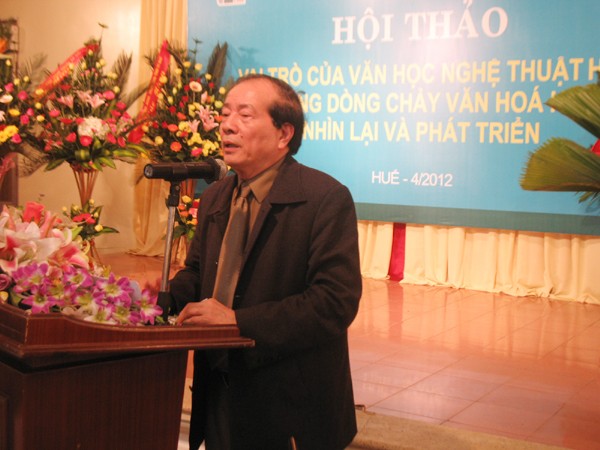 Nhà thơ Hữu Thỉnh tham luận tại hội thảo