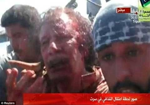 Hoãn chôn cất bí mật ông Gaddafi
