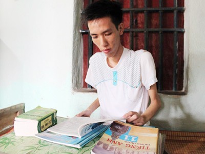 Sức khỏe yếu, Trịnh Đình Anh không ngồi học được lâu. Ảnh: Hoàng Lam