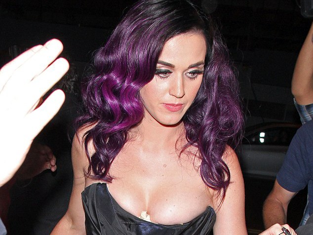 Katy Perry lộ 'vật thể lạ' ở vòng một