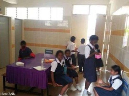 Căng tin hỏng, học sinh phải ăn cạnh nhà vệ sinh