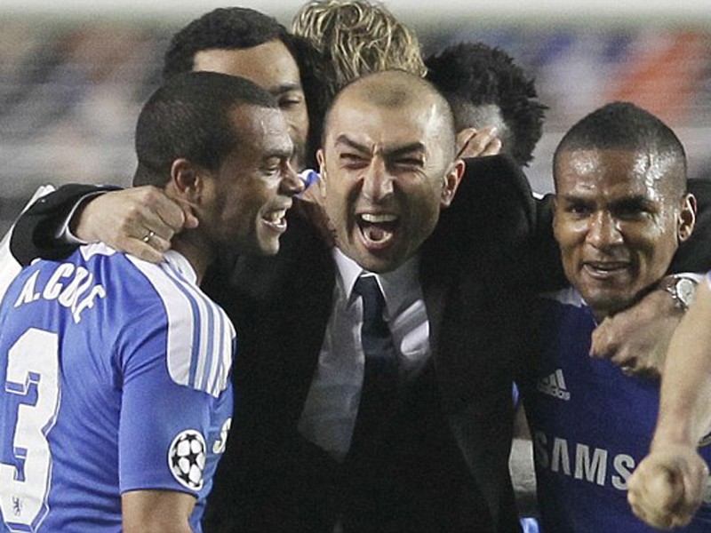 HLV Roberto Di Matteo chia vui cùng các học trò sau chiến thắng nghẹt thở trước Napoli Ảnh: AP