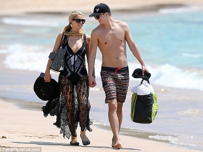 Paris Hilton diện váy sexy tại Hawaii cùng bồ trẻ
