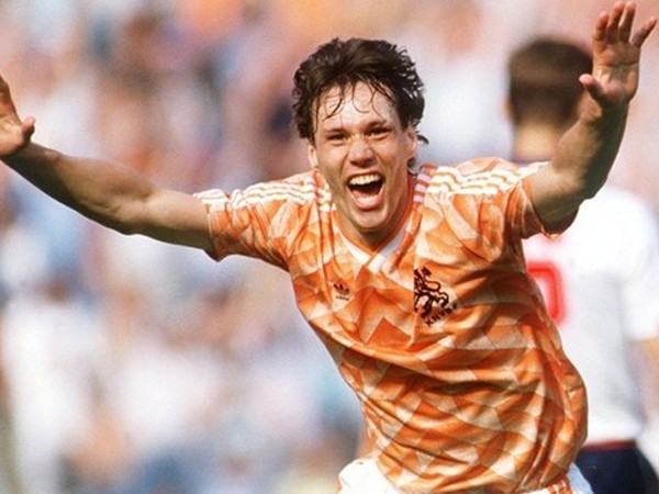 Van Basten vừa vô địch châu Âu năm 1988 vừa trở thành vua phá lưới của giải đấu - Ảnh Getty