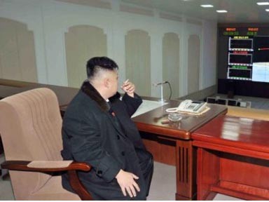 Ông Kim Jong Un ngồi hút thuốc sau khi chỉ đạo vụ phóng tên lửa hôm 12-12