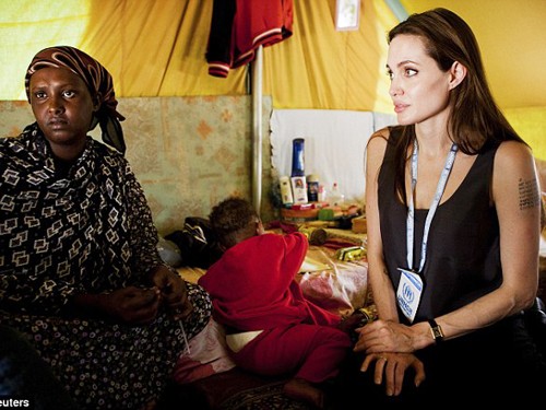 Jolie bị soi hình xăm mới khi đi từ thiện Libya