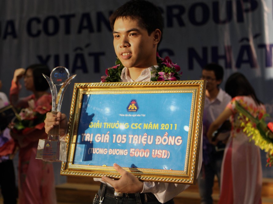 Sinh viên Lê Thái Hòa nhận giải thưởng giải thưởng CSC năm 2011