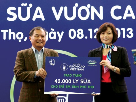 Bà Bùi Thị Hương - Giám đốc Đối ngoại Vinamilk đại diện Quỹ sữa Vươn cao VN trao tặng 42 ngàn ly sữa cho trẻ em tỉnh Phú Thọ