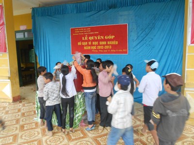 Các em học sinh Trường Phổ thông dân tộc bán trú Thượng Nông quyên góp gạo giúp đỡ các bạn nghèo
