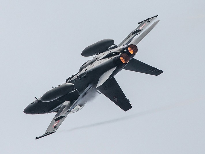 Xem ‘Ong bắp cày’ F-18 Thụy Sĩ xé gió, phô diễn sức mạnh