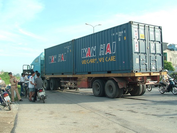 Nhiều xe container bị coi là "hung thần" xa lộ