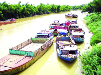 Ghe khai thác cát im lìm trên sông Thu Bồn - nguyên nhân gây khốn khổ cho ngành xây dựng Đà Nẵng