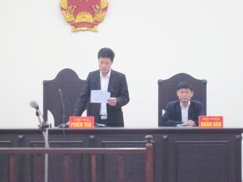 Thẩm phán Hoàng Minh Tuấn đọc quyết định hoãn phiên tòa