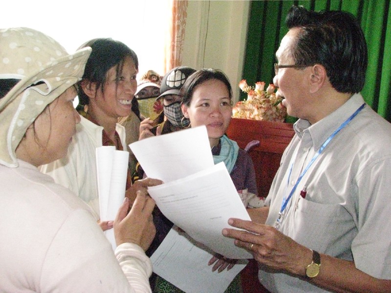 Luật sư đang tư vấn cho nông dân xã Phước An