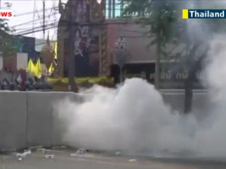Clip: Cảnh sát Thái Lan bắn hơi cay ngăn người biểu tình