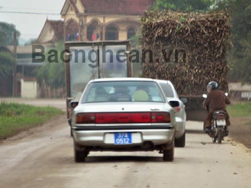 Quản lý thị trường chặn xe 'làm luật'