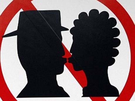 Bị phạt nặng nếu hôn nhau trên tàu