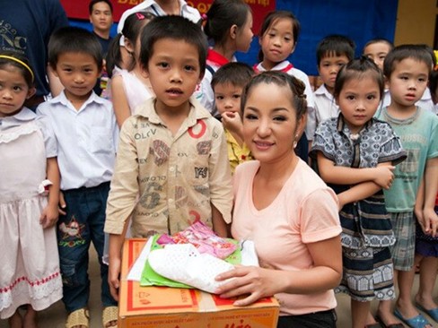 Hà Kiều Anh, Thúy Nga đi từ thiện xuyên Việt